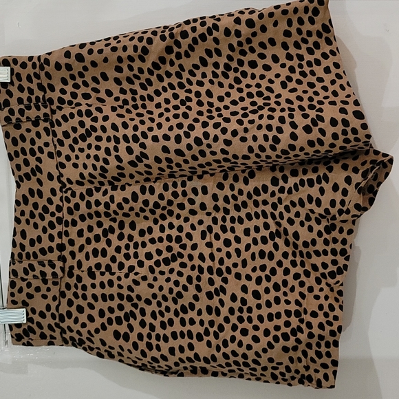 Leopard Extreme High Waisted Shorts. - Picture 4 of 4